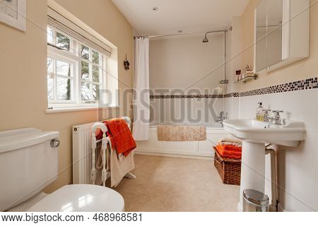 Kennett, Suffolk, England - March 1 2019: Traditional Bathroom Suite With Shower Over Bath And Orang