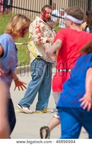 Zombies jagen Läufer im Rennen 5K