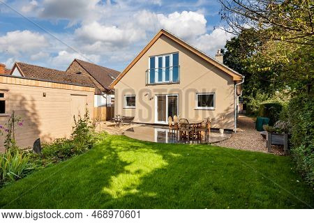 Hardwick, Cambridgeshire - August 30 2018: Surburban Garden And Patio With Table And Chairs In The S
