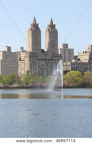 Fontanna na Jacqueline Kennedy Onasis zbiornik w Central Park