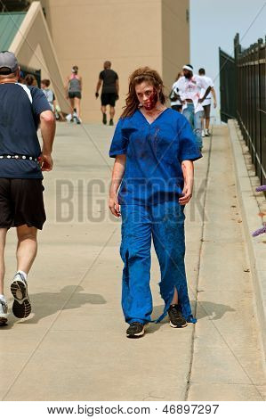 Zombie Krankenschwester Skulks nach Läufer In 5K laufen