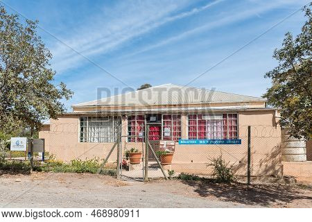 Van Wyksdorp, South Africa - Sep 24, 2022: A Street Scene, With The Public Library, In Van Wyksdorp 