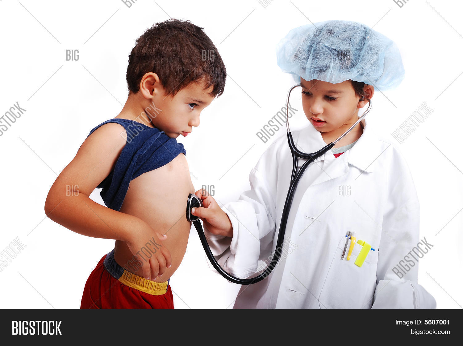 рассказы врач мальчик. дети играют в доктора. как никита играл в доктора е. аускультация детей стетоскопом. девушки играют в доктора.