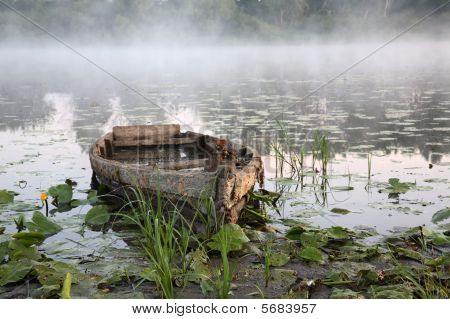 Ködös Hajnal a riveren augusztusban.