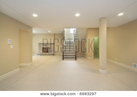 Suterén s kamenným krbem