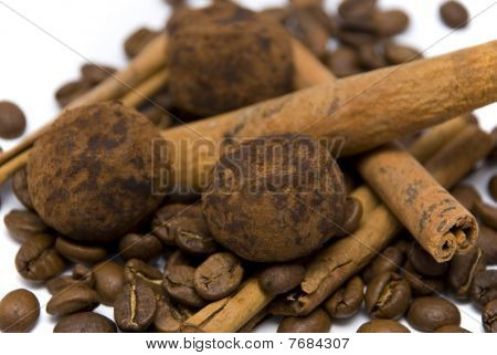 Granos de café, trufas de Chocolate y canela