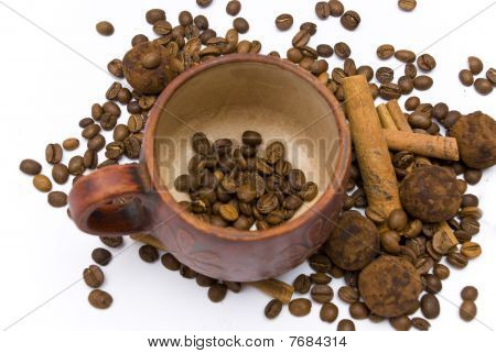 Taza con granos de café sobre fondo blanco