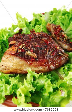 Bistecca servita con insalata cruda