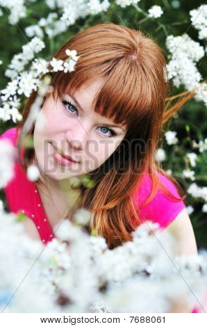 Rothaarigen Mädchens in Blüte