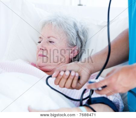 SICK senior Woman liegen auf einem Krankenhausbett