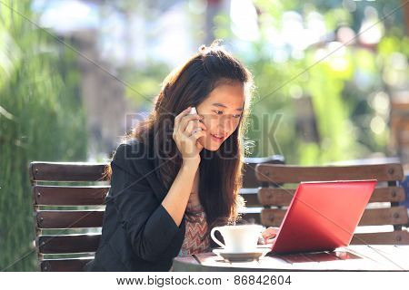 Young Businesswoman Work Oudoor, In A Cafe