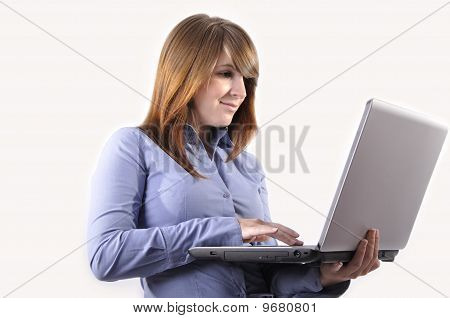 Eine junge Frau mit ihrem Laptop. (4)