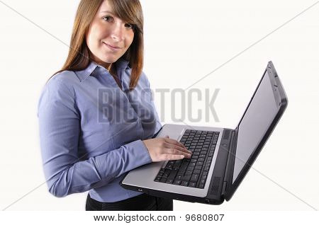 eine junge Frau mit ihrem Laptop.