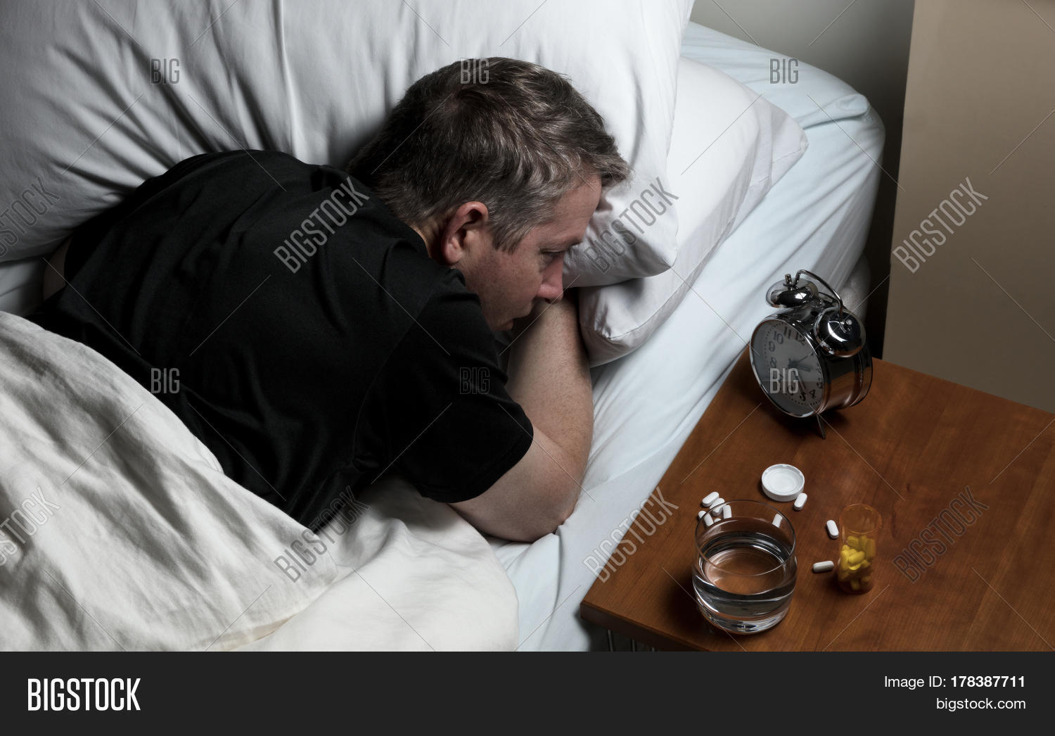 Тотчас уснул. Спящие люди. Уставший студент. Плохой сон. Сон на работе.