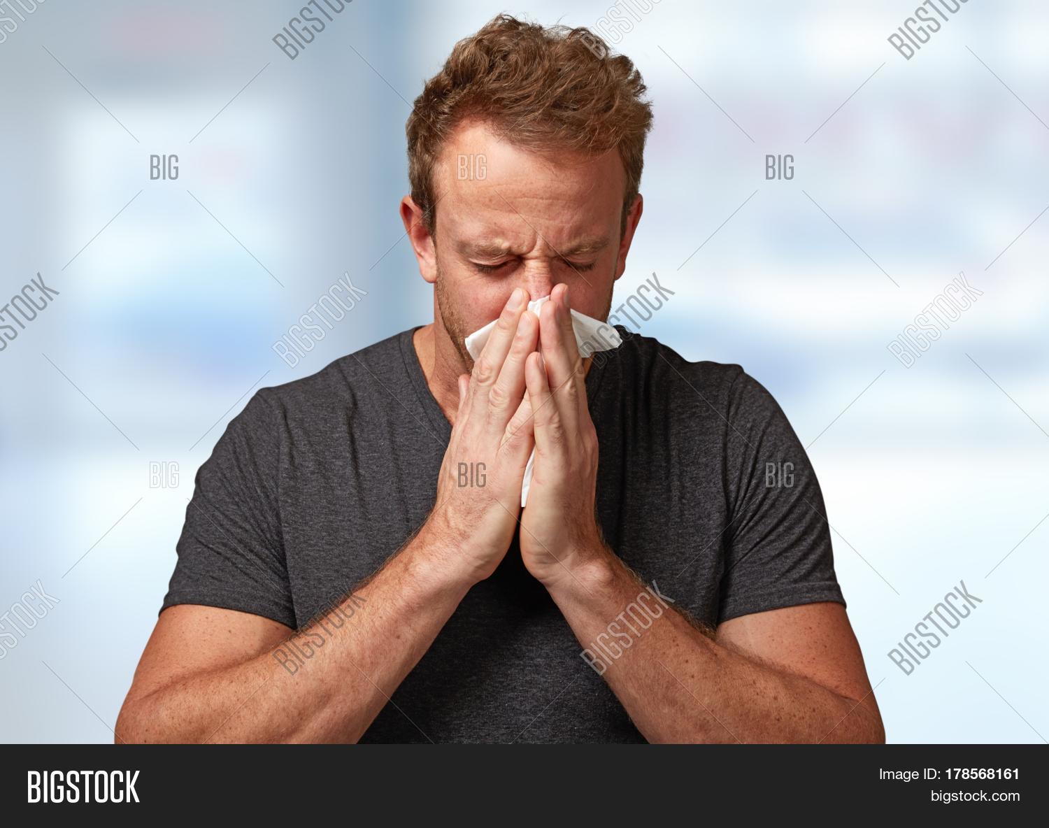 почему чихающему человеку говорят будь здоров. шутки про чихание. от чего человек кашляет. человек чихает много раз подряд причина. как я чихаю.