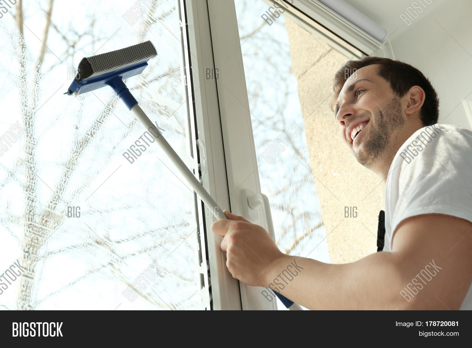 Мыть окна во сне. Моем окна. Моем окна. Девушка моющая окно. Девушка моет окно.