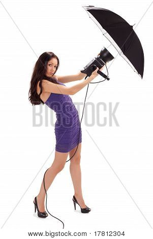Ung smuk dame i blå kjole bedrift studiet Flash med Umbrel