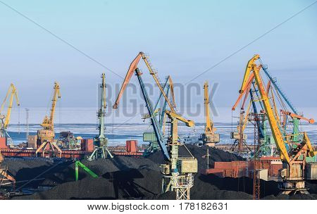 Gantry cranes is overloading the coal in the port on ships