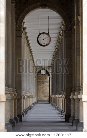 colonnato con gli orologi a Karlovy Vary