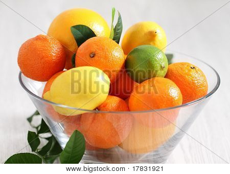 frische Zitrusfrüchte in der vase
