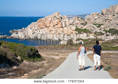 Turisté na Capo Testa, Sardinie