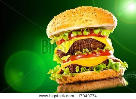 Savoureux hamburger et frites de français sur un fond sombre