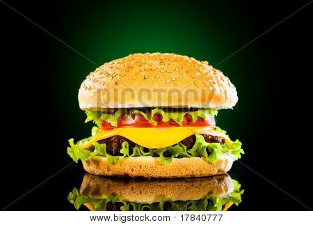 Välsmakande hamburgare och pommes frites på en mörk bakgrund