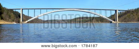 Brug over de rivier
