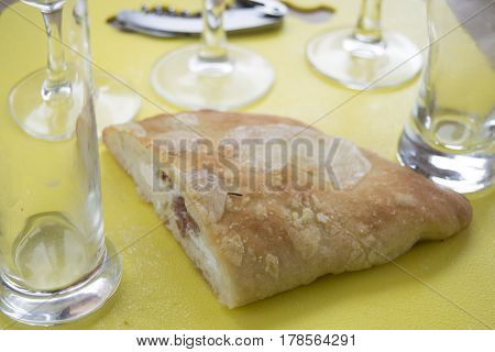 Calzone la tipica pizza piegata ripieno di mozzarella e prosciutto crudo