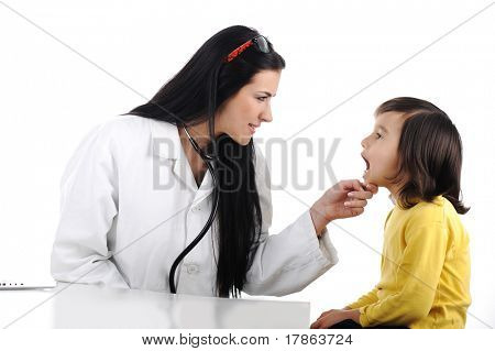 Kadın doktor inceleyerek çocuk dil depressor ile
