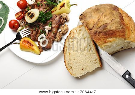 Delicious připravené a zdobené jídlo na stole, domácí chléb