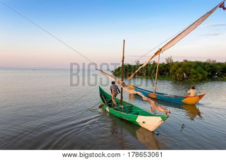Lake victoria fishermen go to the robot and on the shore they are waiting for women