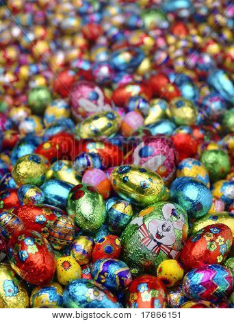 Renkli alüminyum büyük yatağı odaklı çikolata yumurta önünde tamamladı.