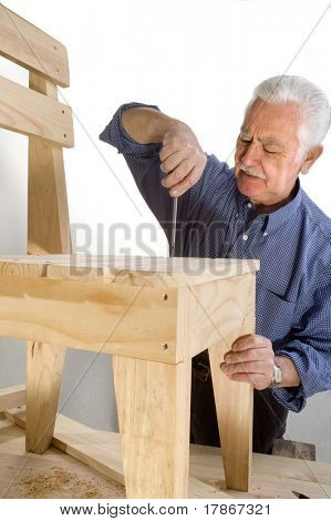 Egy tapasztalt carpenter épít egy fából készült szék