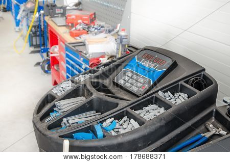 Garage, equipment for mounting and balancing wheels of cars