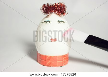 One egg with eyelashes and lips does makeup