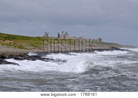 Burácení vln Dunstanburgh Castle