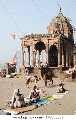 People Walking And Praying On The Ghat Of Maheshwar