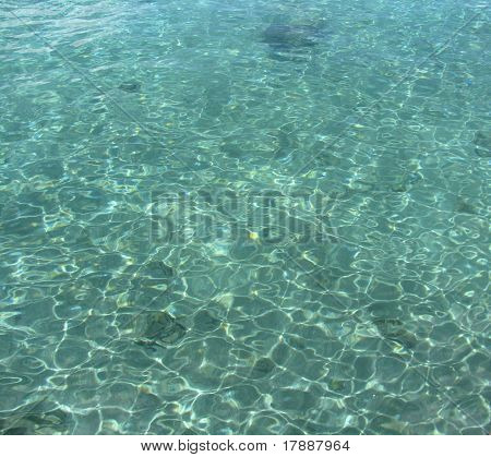 Klaren, blauen Wasser in einer Lagune in Huahine