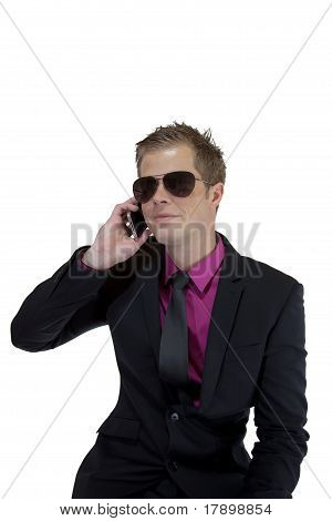 Unge forretningsmand med en mobiltelefon