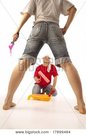 強力な forewoman の足のローラーと若年労働者に対して立って