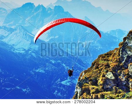 Paragliders On The Mountain Chain Churfirsten And Above Lake Walensee - Canton Of St. Gallen, Switze