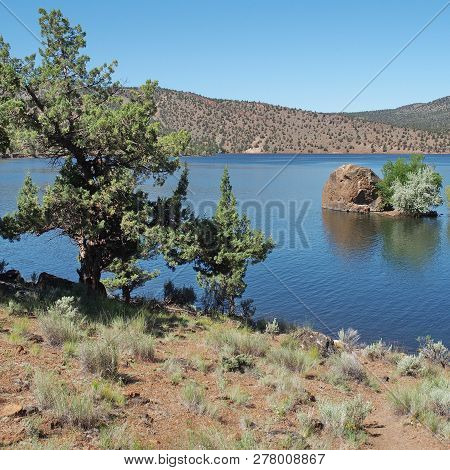The Beautiful Waters Of Prineville Reservoir In Central Oregon On A Beautiful Sunny Day.