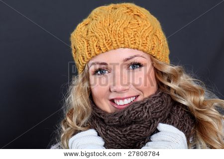 겨울 액세서리를 착용 하는 아름 다운 여자의 초상화