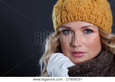 겨울 액세서리를 착용 하는 아름 다운 여자의 초상화