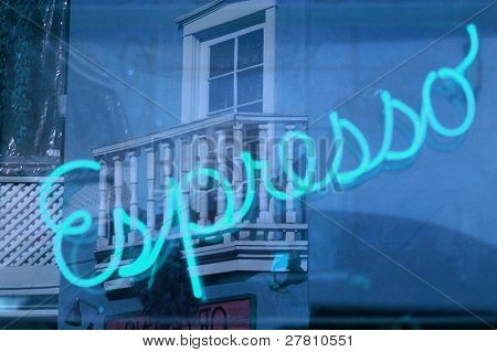 Neon Espresso anmelden eine Bäckerei-Fenster mit die umliegende Nachbarschaft spiegelt sich in es.