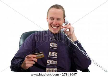 Empresário fazendo um cartão de crédito compra por telefone