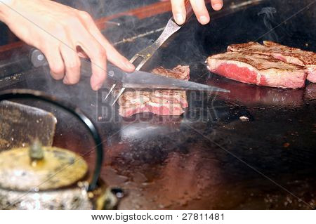 Klepnutím Pan Yaki kuchař v akci na luxusní Japaneserestaurant.
