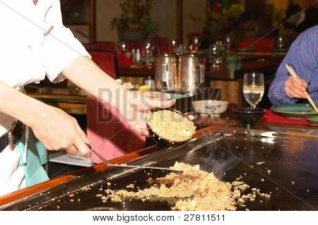 Klepnutím Pan Yaki kuchař v akci na japonské restaurace.