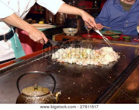 Klepnutím Pan Yaki kuchař v akci na japonské restaurace.